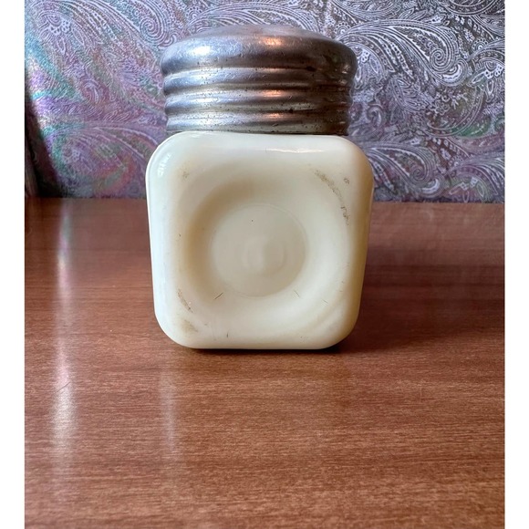 Vintage McKee custard/uranium glass shaker with metal lid - Picture 6 of 10